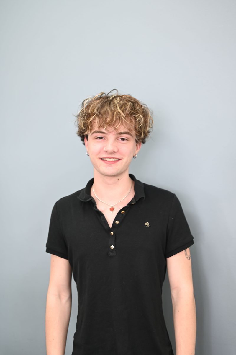 Elliot, Salon Assistant